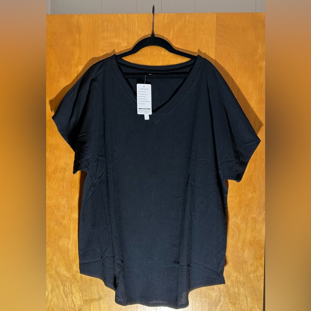 NWT 4XL V-neck cotton top. Has a linen look and feel. 26 P2P.